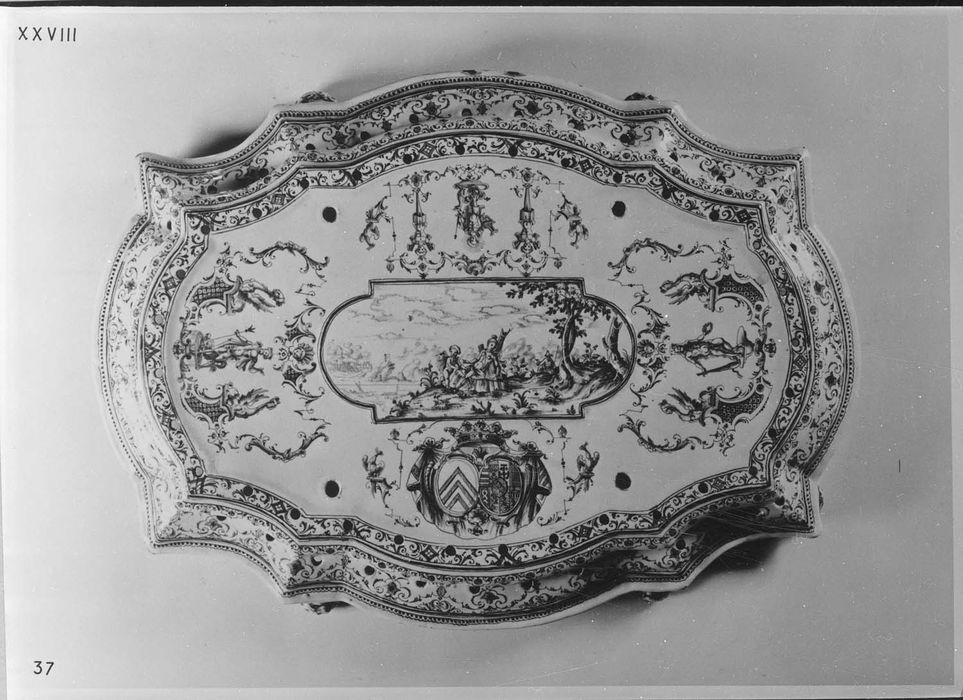 Ensemble de faïences, service de table et un bidet aux armes du Maréchal de Richelieu et de Marie-Elisabeth Sophie de Lorraine-Harcourt