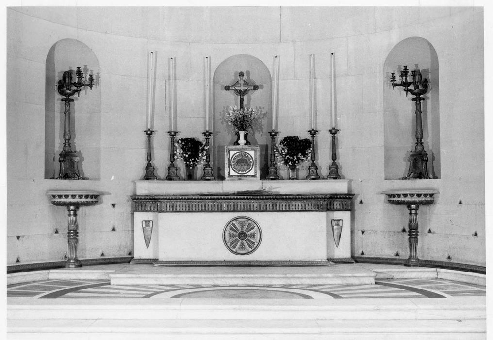 maître-autel, chandelier, croix d’autel, candélabres