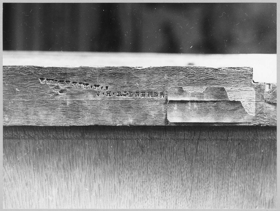 secrétaire à cylindre, détail des marques