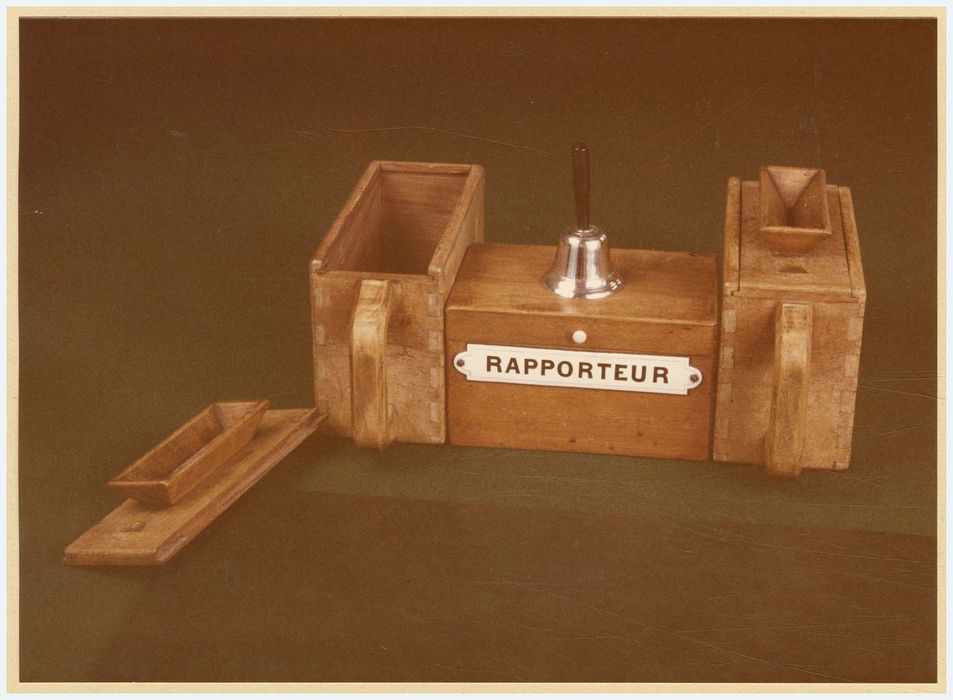 boîte, urnes électorales, clochette de président de séance 