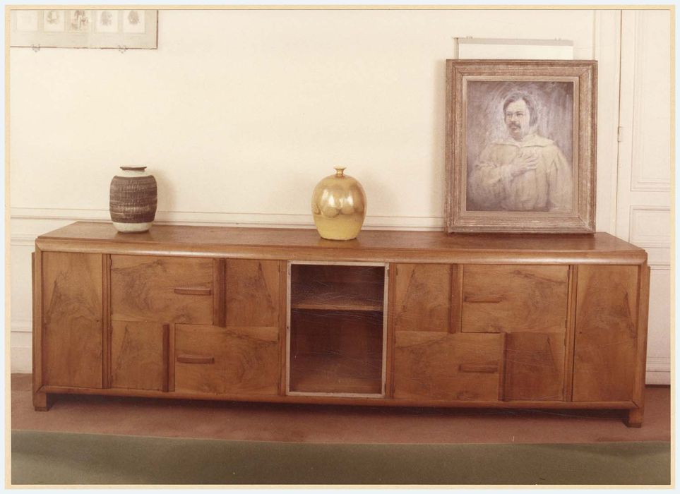 buffet (meuble desserte avec vitrine centrale)