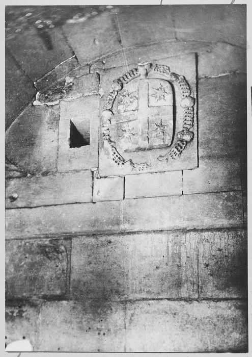 bas-relief armorié aux armes du chancelier Philippe Hurault de Cheverny, seigneur de la Roquette