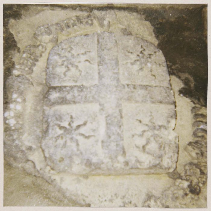 bas-relief armorié aux armes du chancelier Philippe Hurault de Cheverny, seigneur de la Roquette