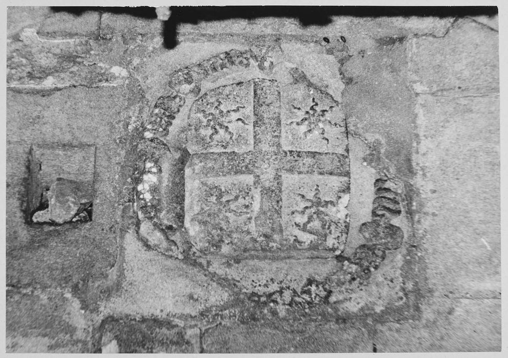 bas-relief armorié aux armes du chancelier Philippe Hurault de Cheverny, seigneur de la Roquette