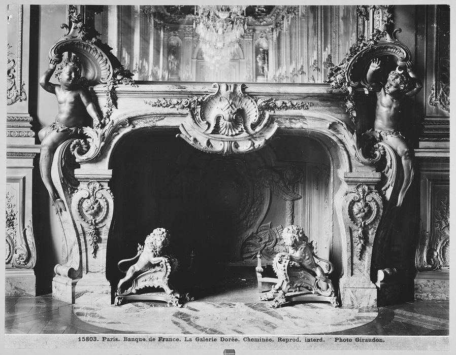 cheminée de la galerie dorée