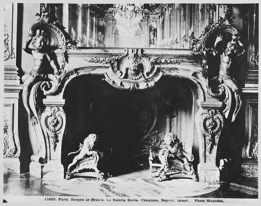 cheminée de la galerie dorée