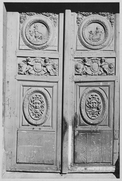 vantaux du portail d’accès sur rue à la cour d’honneur