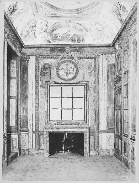 pièce non localisée, vue partielle des décors