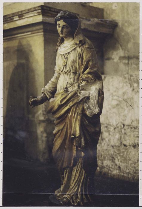 Statue : Sainte Anne avec une médaille crucifère identifiée à sainte Geneviève