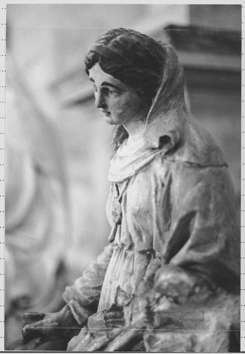 statue : Sainte Anne avec une médaille crucifère identifiée à sainte Geneviève, vue partielle