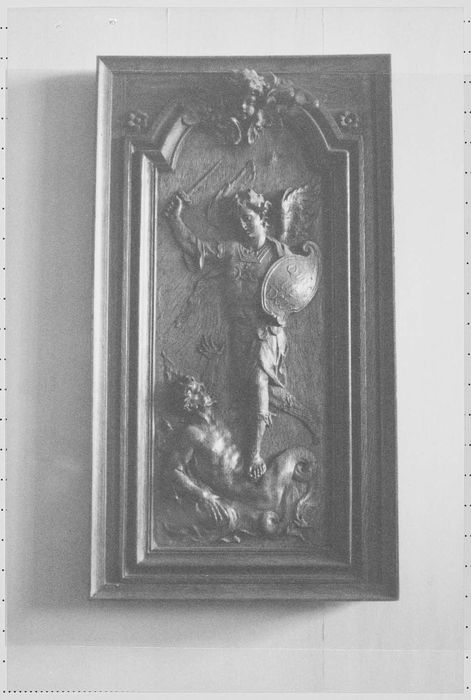 bas-relief : Saint Michel terrassant le démon