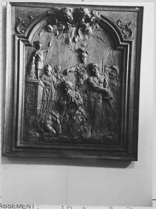 bas-relief : Saint en prière auprès d'un jeune martyr décapité