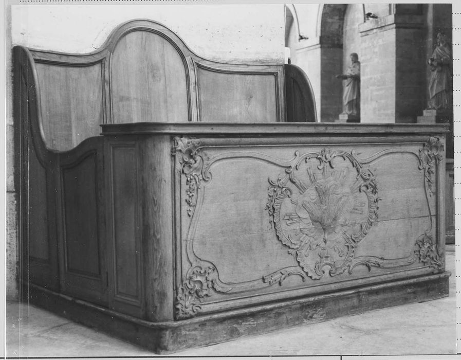 banc clos dit des aumôniers (banc et panneau de façade : devant d'autel remployé)