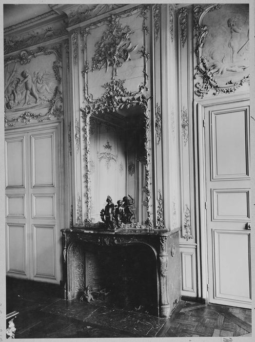 grand salon de musique, vue partielle des lambris de revêtement