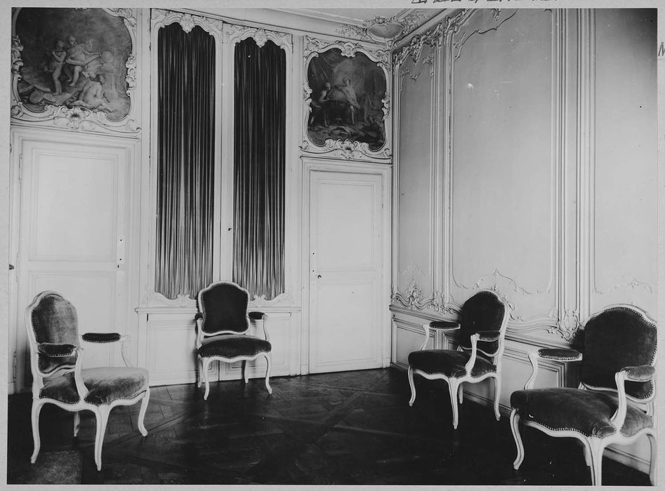 petit salon, vue partielle des lambris de revêtement