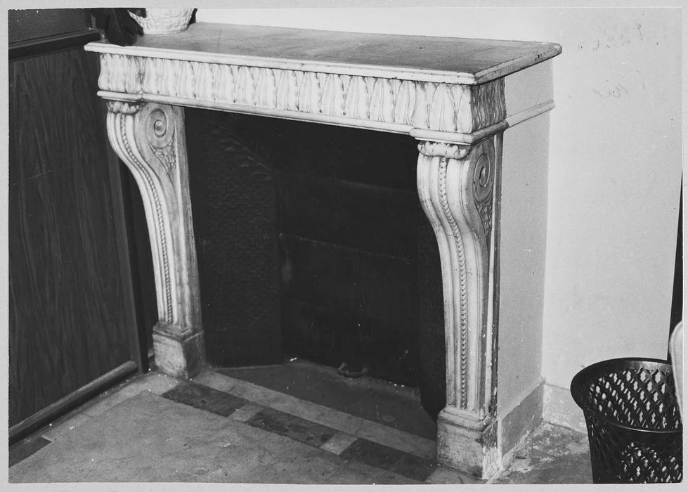 pièce non localisée, cheminée