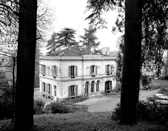 Vue de trois-quarts, côté et façade postérieure, jardins