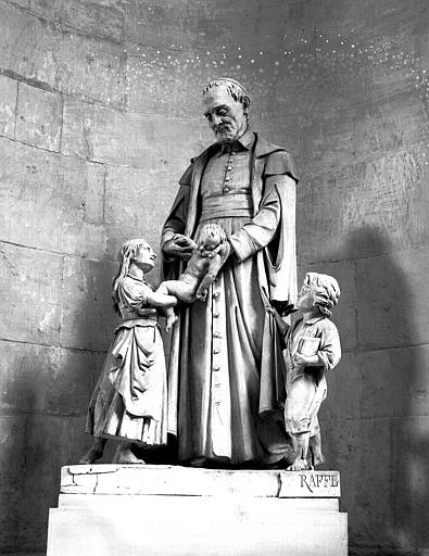 Groupe sculpté : Saint Vincent de Paul, 1828-1895, bas-côté sud