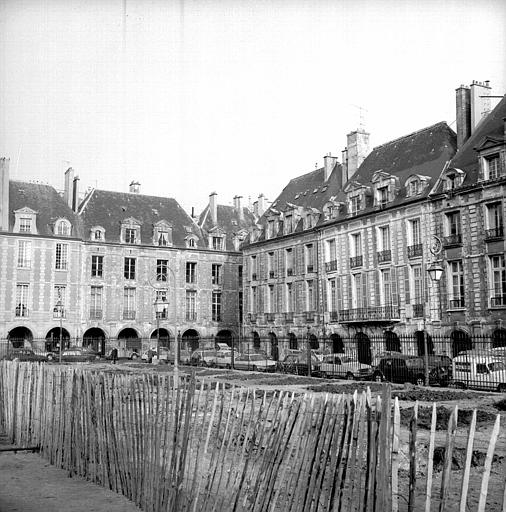 Angle nord-est, vers la rue du Pas de la Mule, côté nord/Angle nord-est, vers la rue du Pas de la Mule, côté est