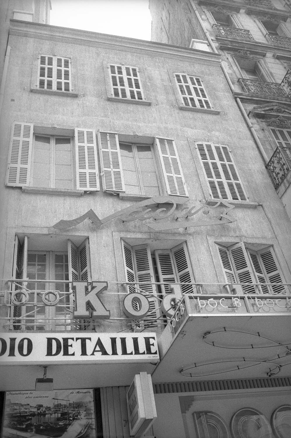 Façade sur la Canebière avec enseigne métallique "Nadar"