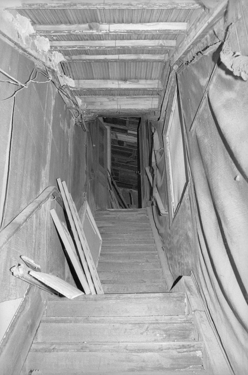 Escalier conduisant de l'immeuble sur façade au studio de la cour