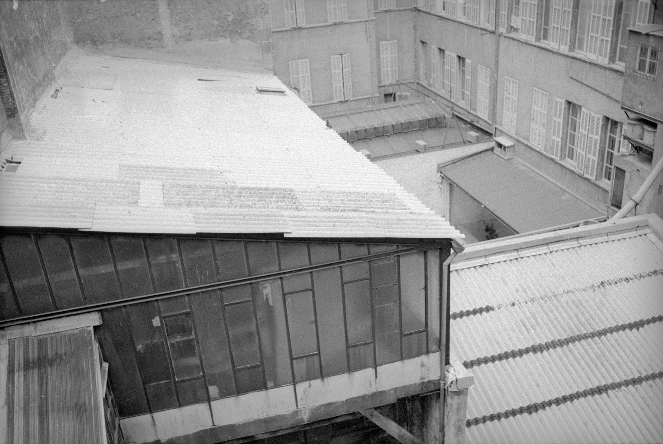 Vue intérieure de l'atelier de la cour, à gauche l'escalier d'accès