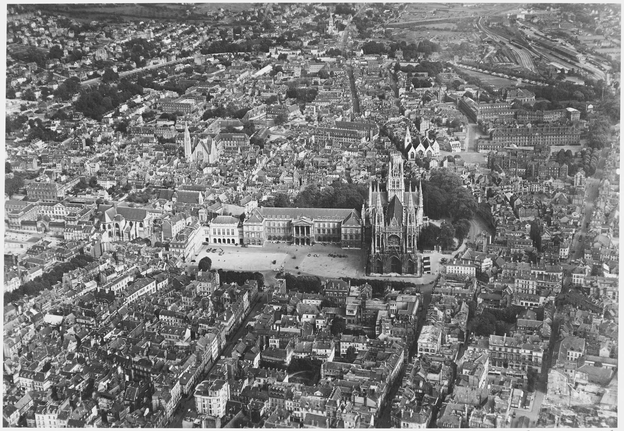 L’église Saint-Ouen au premier plan