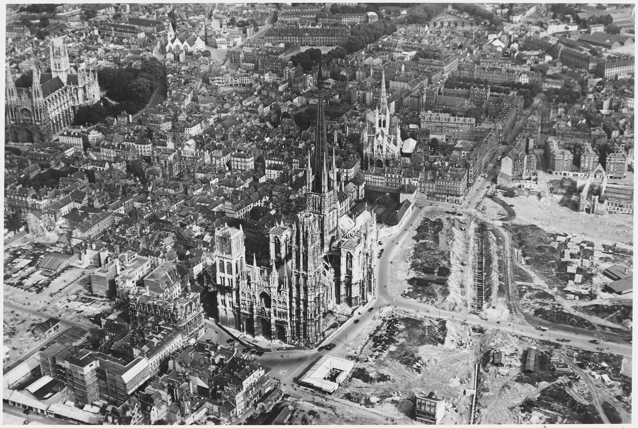 La cathédrale au premier plan avec l’église Saint-Maclou derrière et l’église Saint-Ouen à gauche