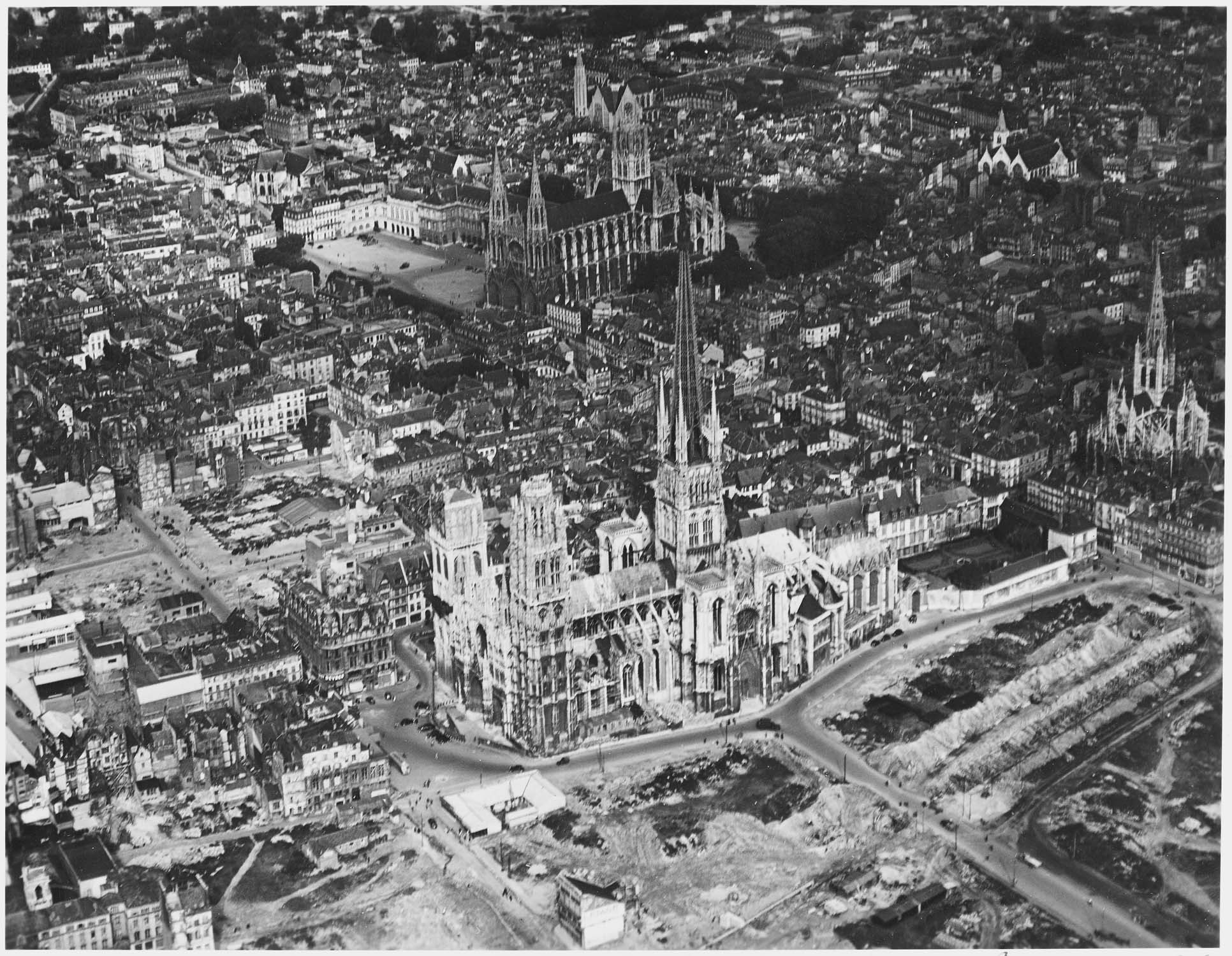 La cathédrale au premier plan avec l’église Saint-Maclou derrière et l’église Saint-Ouen au fond