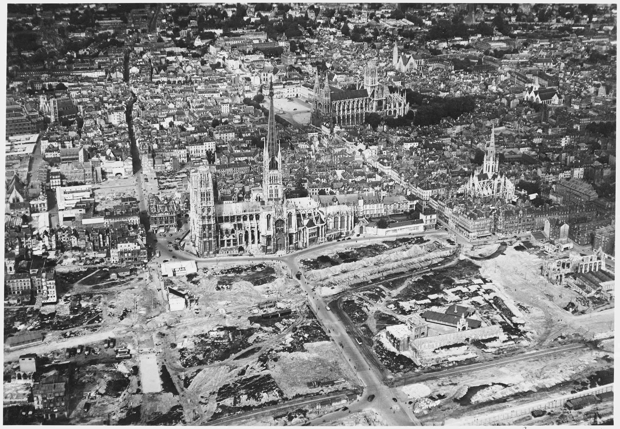 La cathédrale au premier plan avec l’église Saint-Maclou derrière et l’église Saint-Ouen au fond