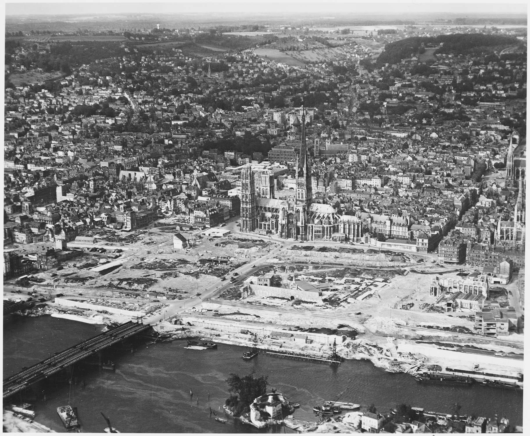 Zone détruite entre la Seine et la cathédrale