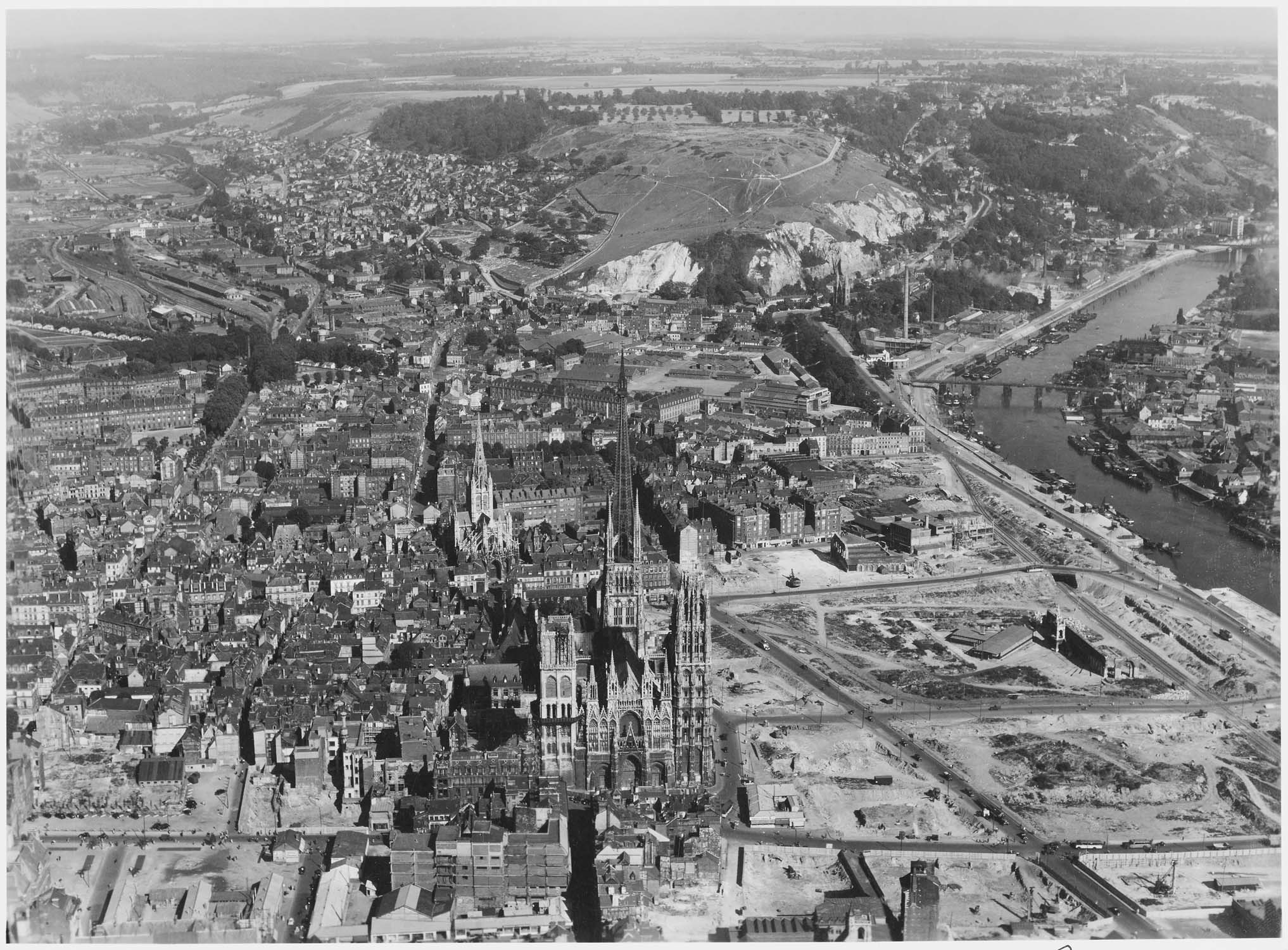 La cathédrale au premier plan avec l’église Saint-Maclou derrière