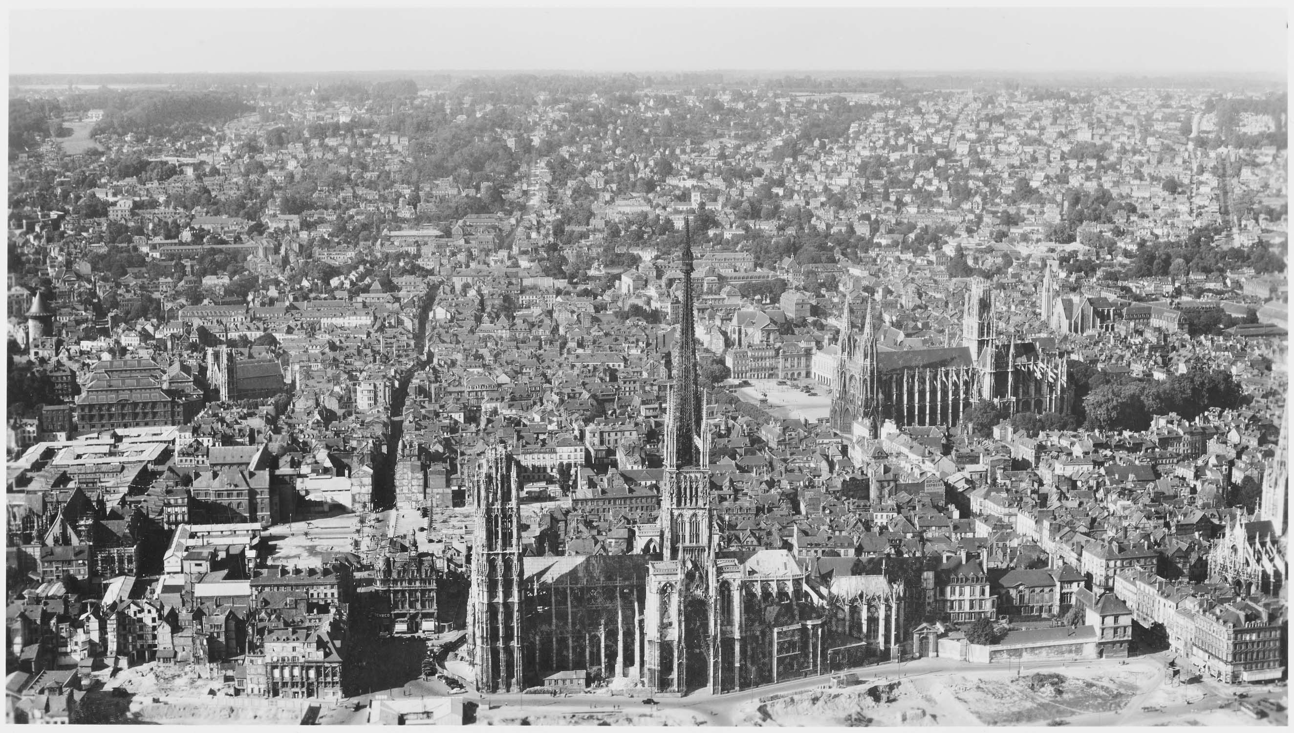 La cathédrale au premier plan et l’église Saint-Ouen à droite