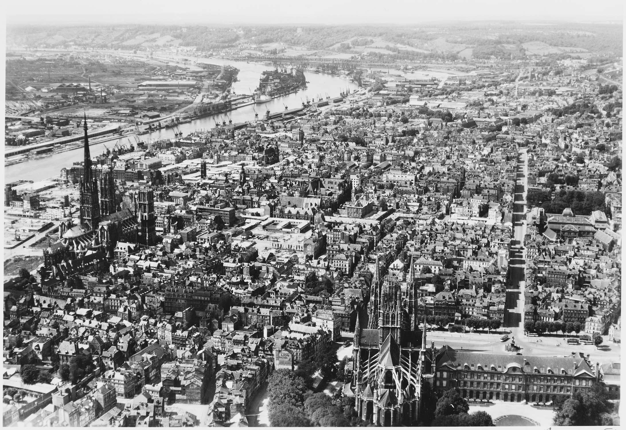 La cathédrale à gauche et l’église Saint-Ouen au premier plan