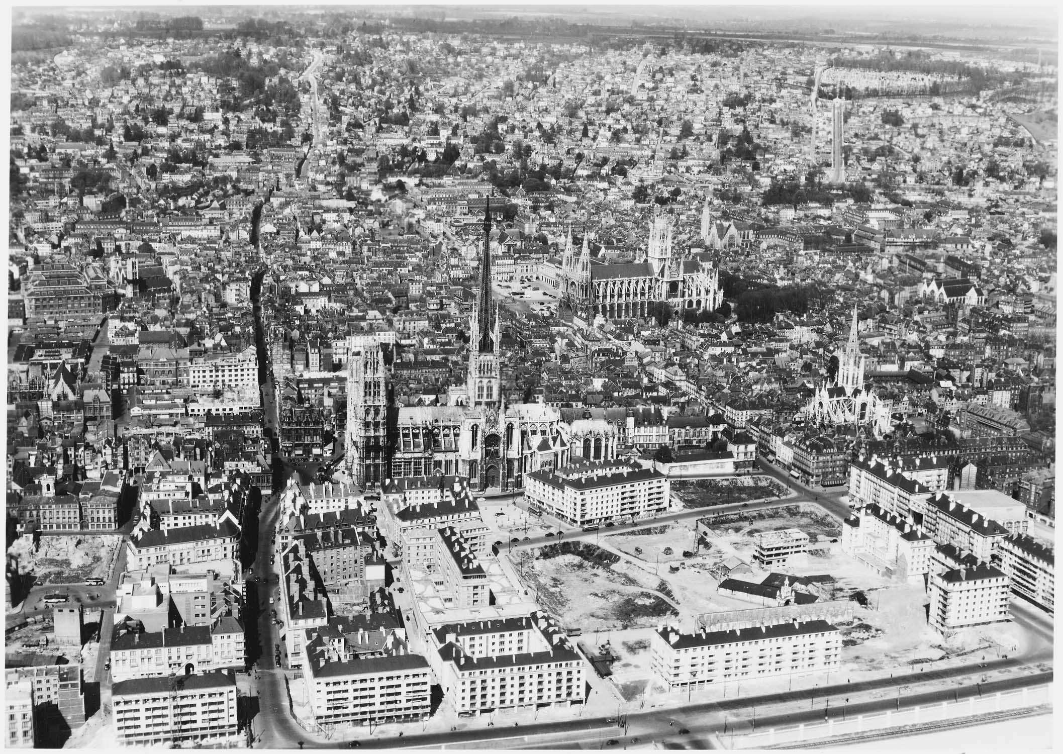 La cathédrale au premier plan avec l’église Saint-Maclou derrière et l’église Saint-Ouen au fond