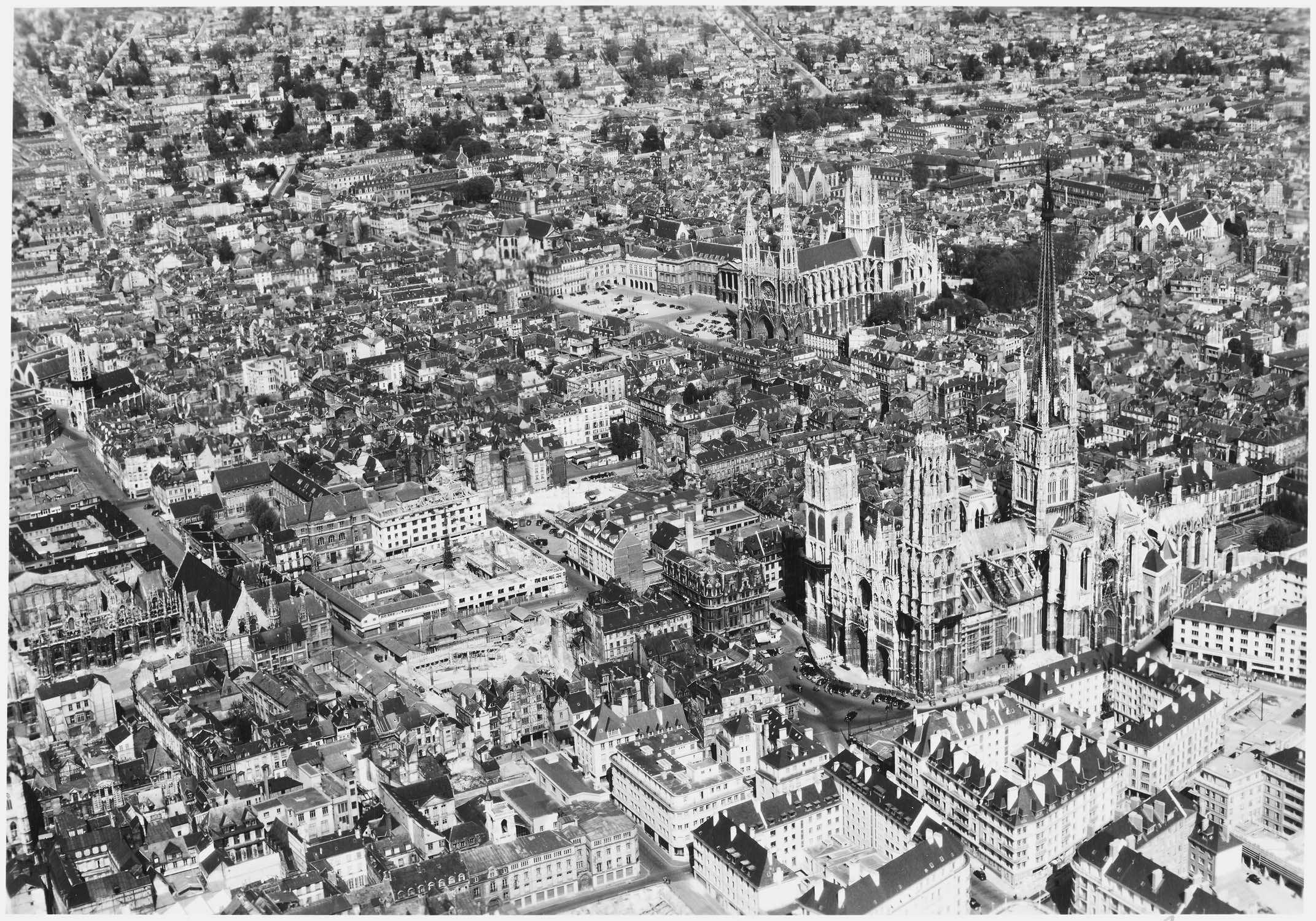 La cathédrale au premier plan et l’église Saint-Ouen au fond