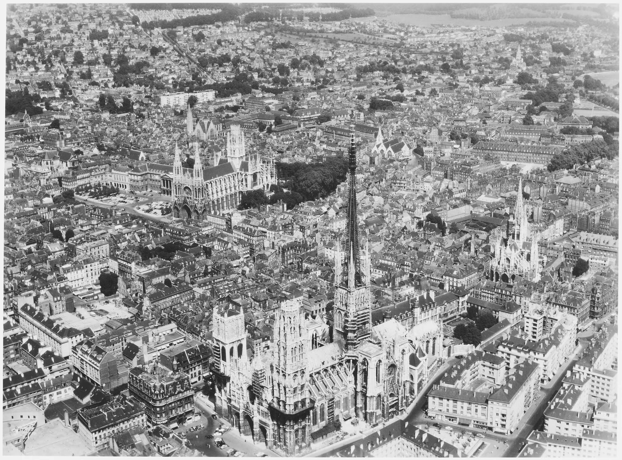 Cathédrale avec l’église Saint-Maclou derrière et l’église Saint-Ouen au fond