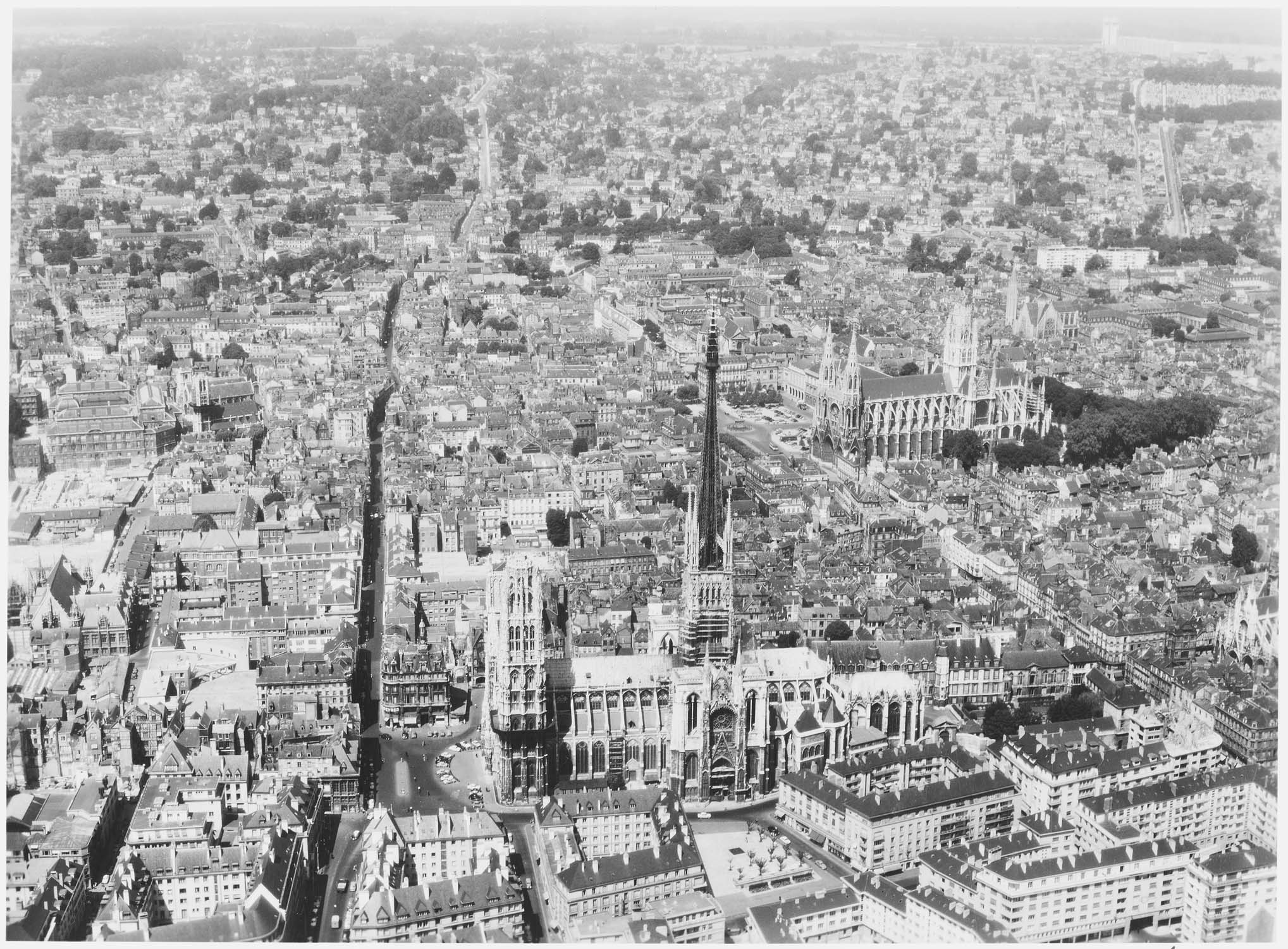 Cathédrale avec l’église Saint-Ouen au fond