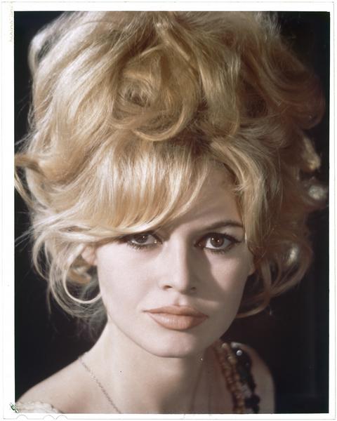 Brigitte Bardot coiffée d'un chignon choucroute