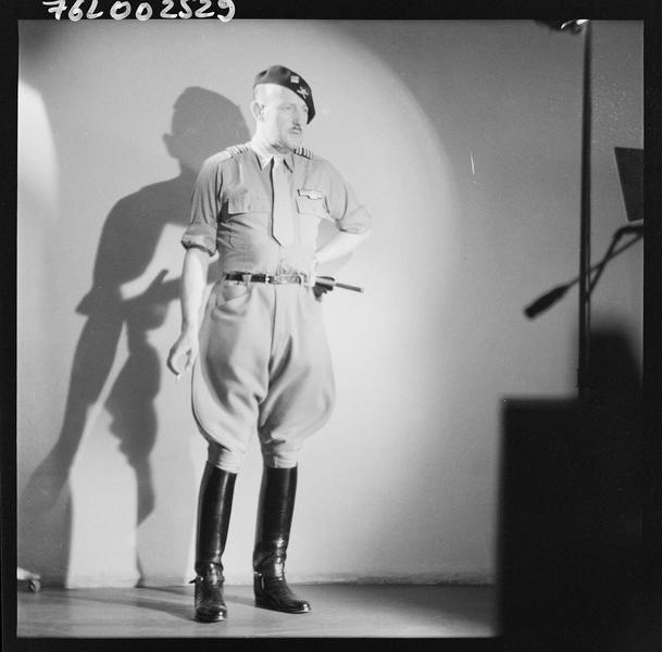 Pierre Nord en pied en uniforme militaire