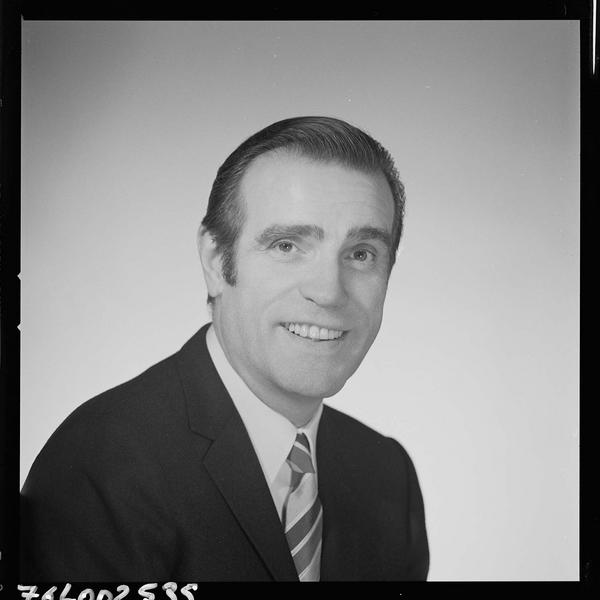 L'acteur Pierre Louis (Pierre-Louis), âgé d'une quarantaine d'années, en cravate à rayures