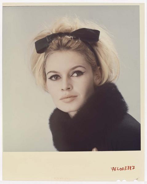 Brigitte Bardot en col de fourrure noir, avec noeud assorti dans les cheveux