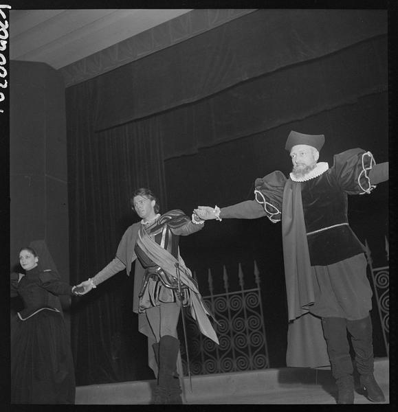 Gérard Philipe, Françoise Spira et Jean Vilar saluant à la fin de la représentation du Cid dans le cadre du cinquième Festival d'Avignon (1951)