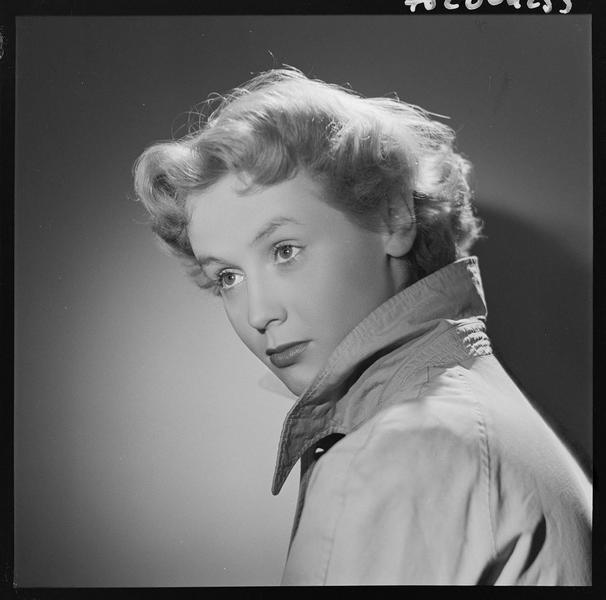 Françoise Soulié, de trois-quarts, en imperméable