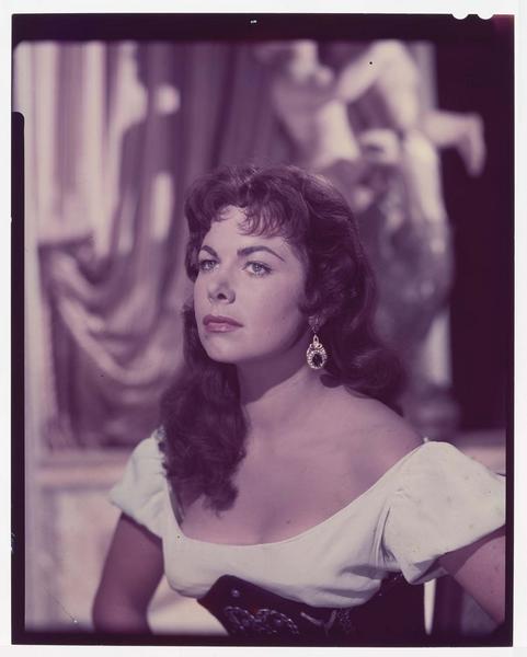 Actrice dans un film en costume sur la période napoléonienne