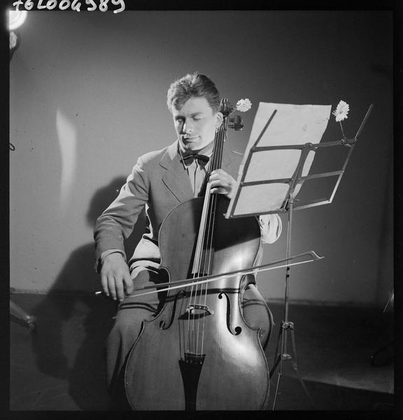 Maurice Baquet jouant du violoncelle
