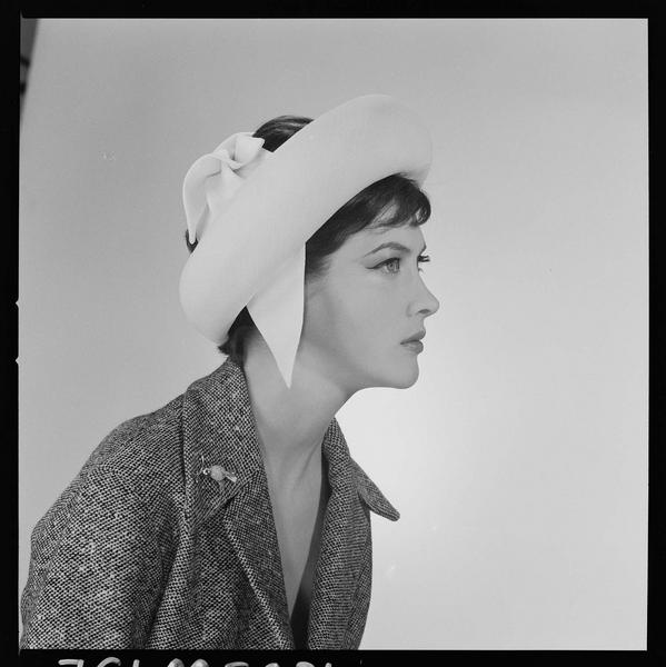 Modèle portant un chapeau et une broche