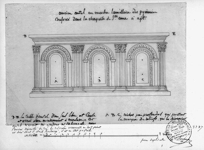 Croquis : Ancien autel en marbre laméllaire des Pyrénées conservé dans la chapelle Sainte-Anne