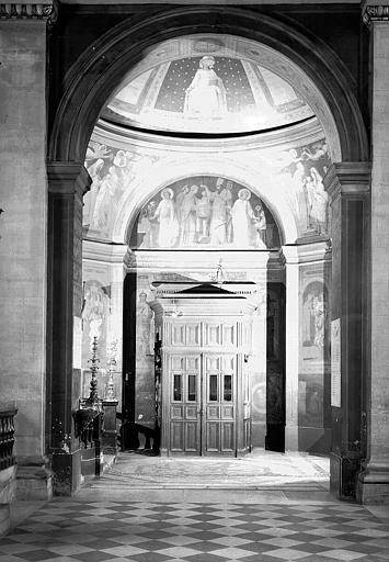 Chapelle des fonts baptismaux : Vue d'ensemble vers le tambour d'entrée