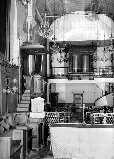 Chapelle : Vue intérieure de la nef vers la chaire et le buffet d'orgues